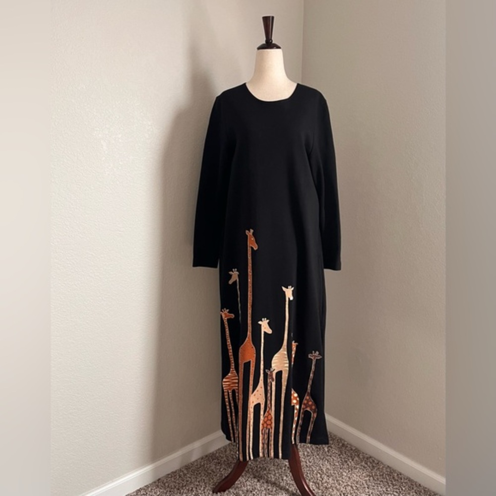 Cite black long-sleeve maxi dress with a graphic giraffe print